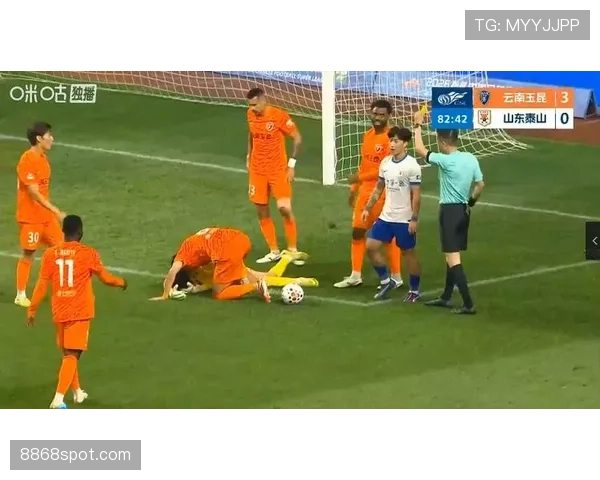 拉人犯规的判罚标准：何时构成可判直接任意球的拉拽动作