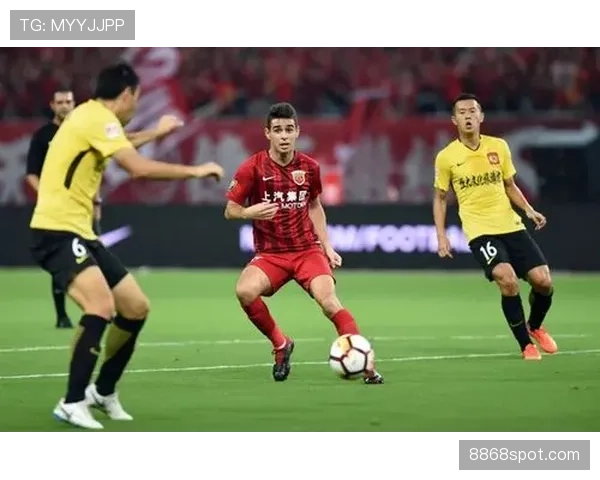 阿布雷乌连续制造禁区混乱,强势前插撕开防线成进攻关键点 阿布雷乌连续制造禁区混乱,强势前插撕开防线成进攻关键点